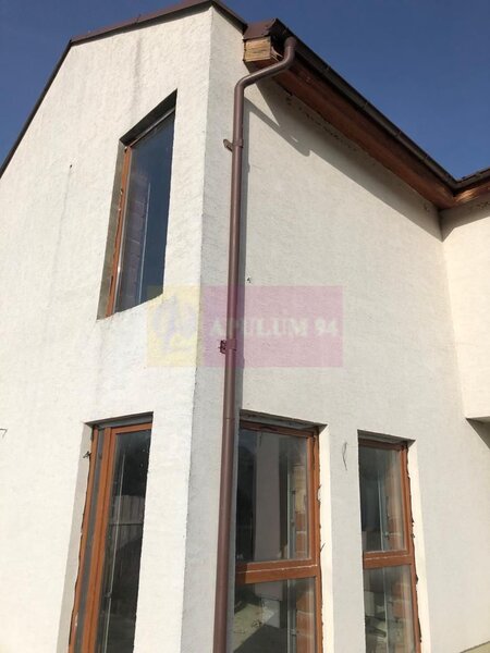 Vila la rosu Zarnesti- Mitropolit Metianu cu vedere superba spre munte