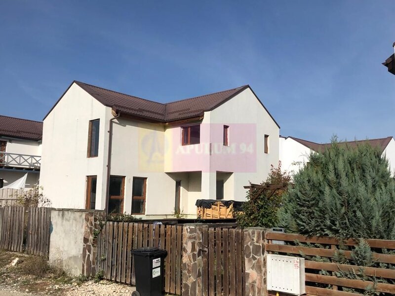 Vila la rosu Zarnesti- Mitropolit Metianu cu vedere superba spre munte